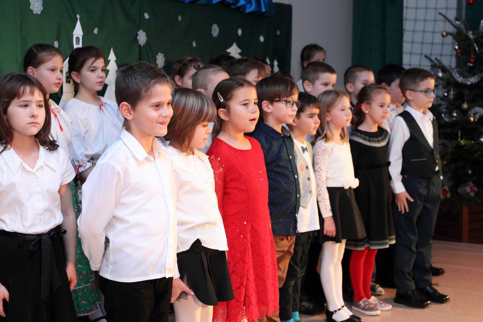 Hit, remény, öröm és szeretet - iskolások karácsonyi műsora Feketehegy-Szárazréten